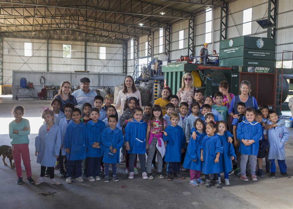 Los pequeños de la Casa del Niño visitaron la planta municipal de reciclado de residuos.