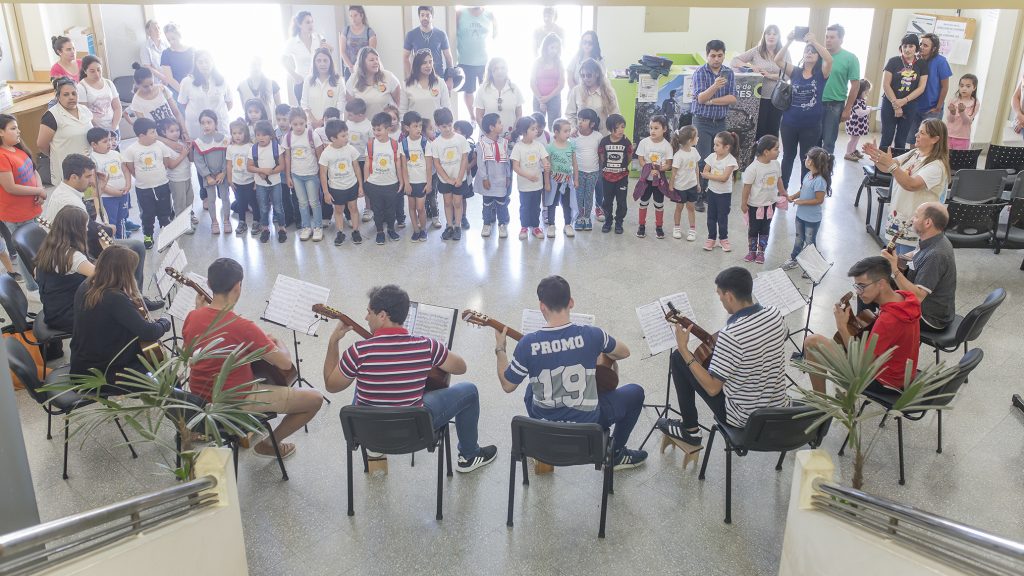 Niños y jóvenes alegraron el municipio con música y canto.