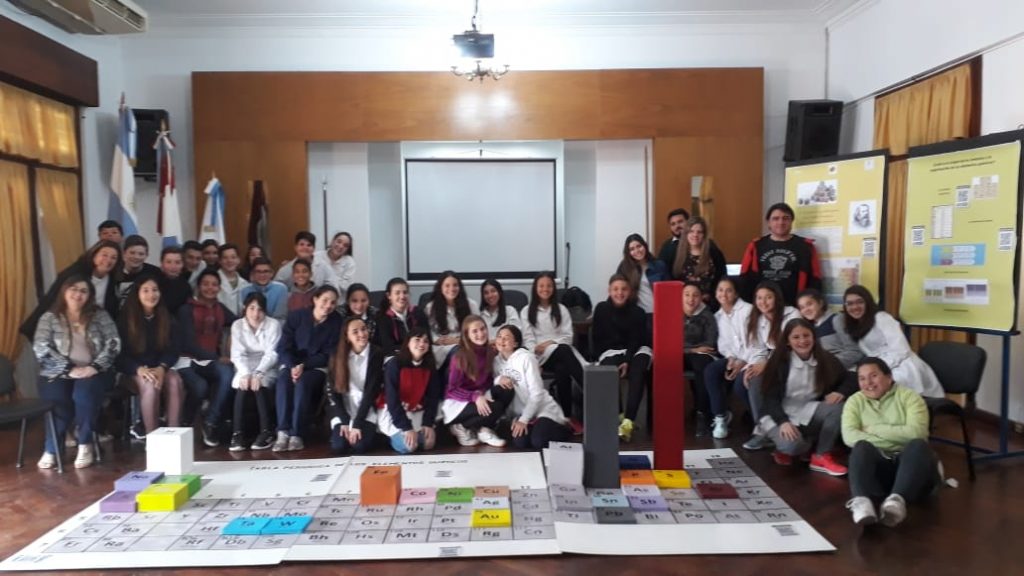 Alrededor de 200 estudiantes se interesaron por una clase especial sobre la Tabla Periódica de los Elementos.