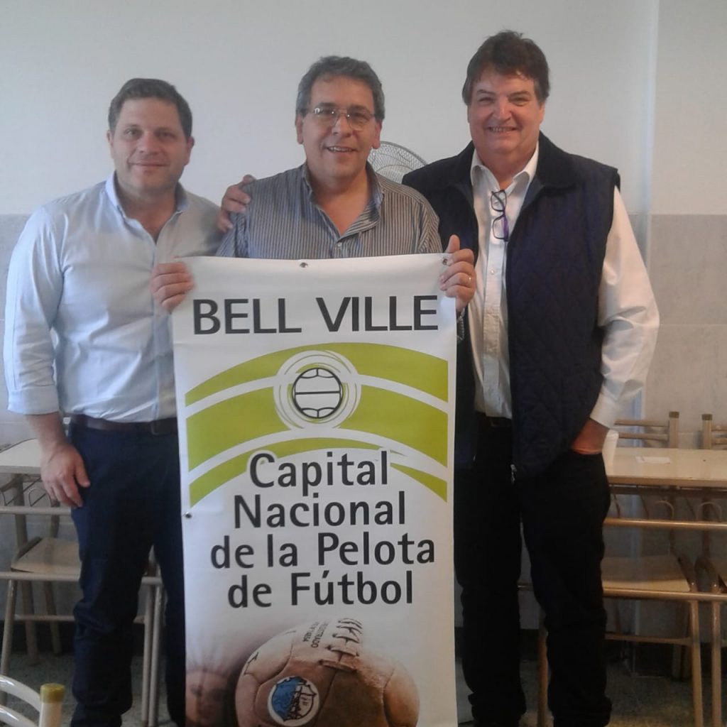 Promocionan la Capital Nacional de la Pelota de Fútbol en encuentro universitario de Fasta.