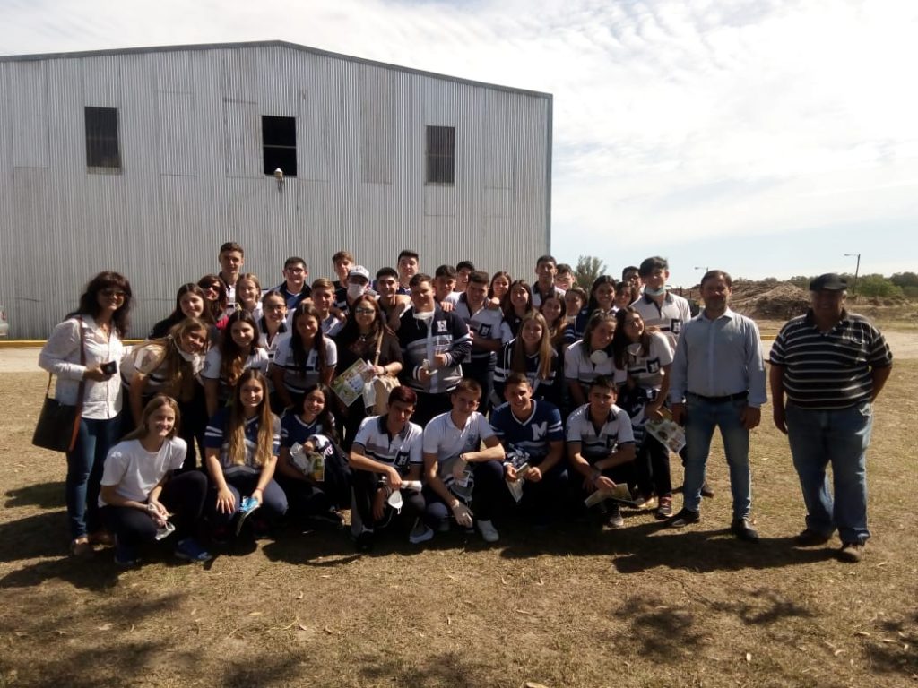 Estudiantes interesados en el reciclado de residuos domiciliarios.