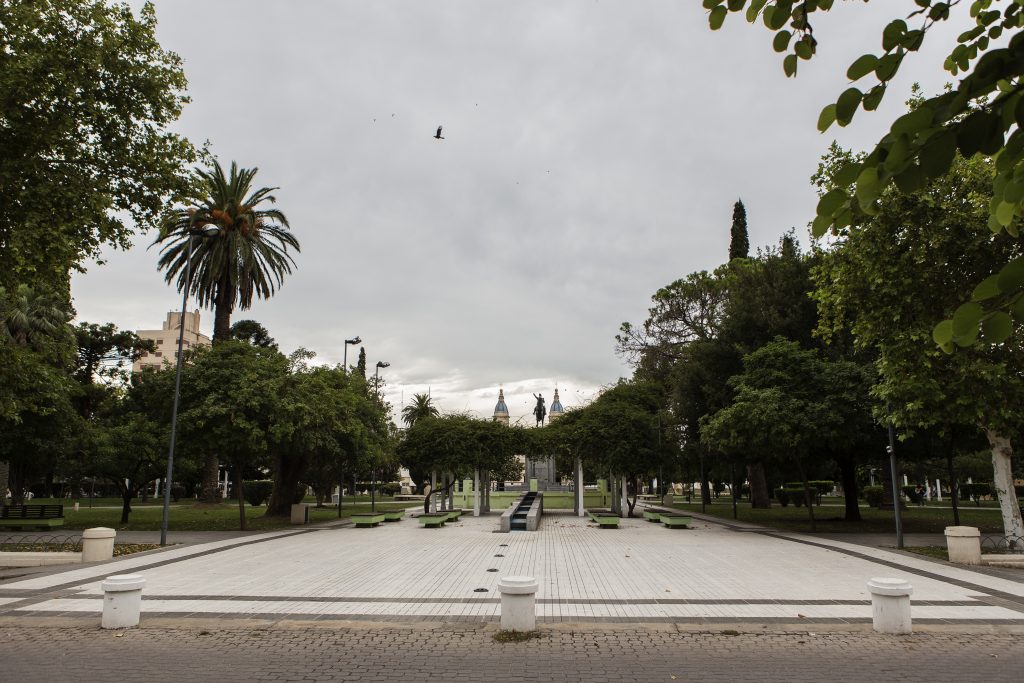 Mañana se pintará un Banco Rojo en la Plaza 25 de Mayo.