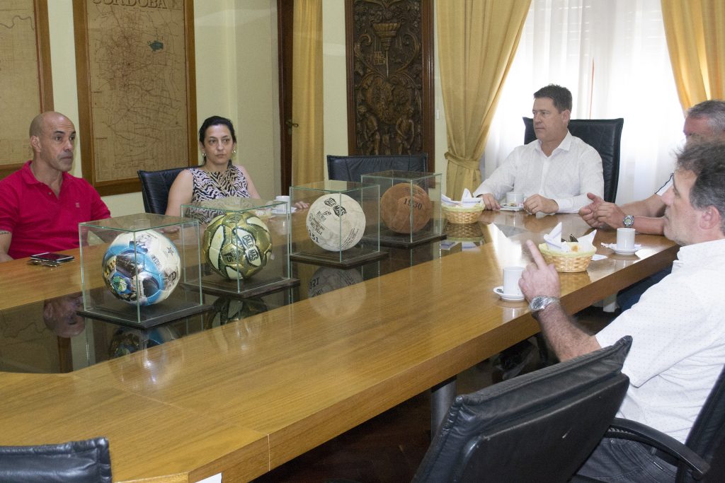 Con la participación de la Municipalidad, YPF compró pelotas de fútbol a la industria local