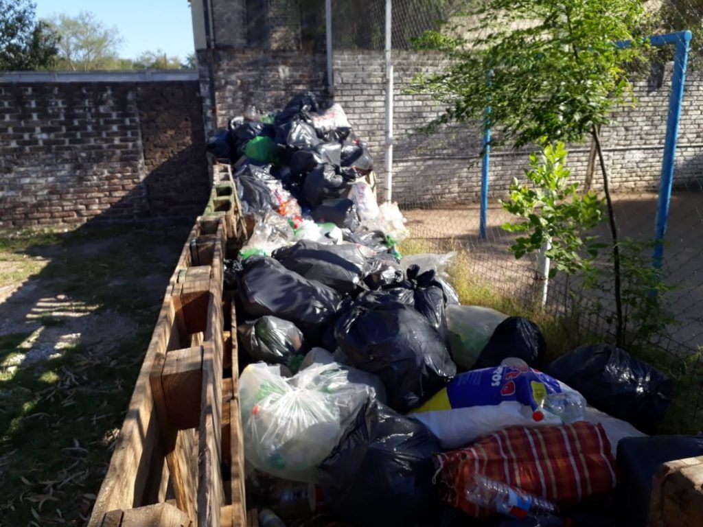 Al recolectar 5.000 botellas plásticas, notable sentido ecológico de beneficiarios de bolsones alimenticios.