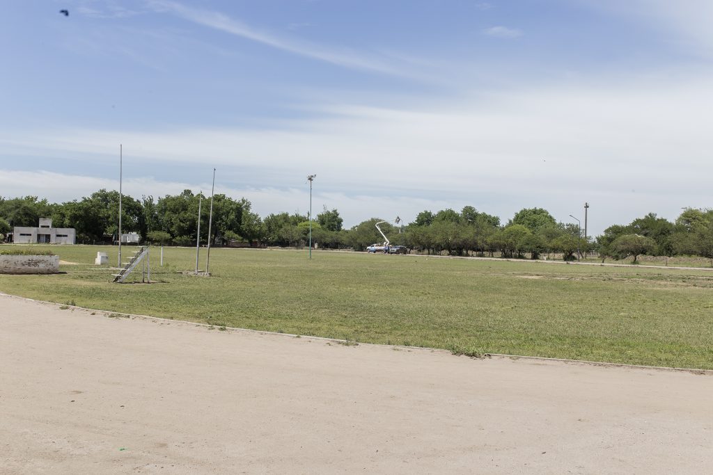 Inminente habilitación del alumbrado de la pista de atletismo del Parque Tau.