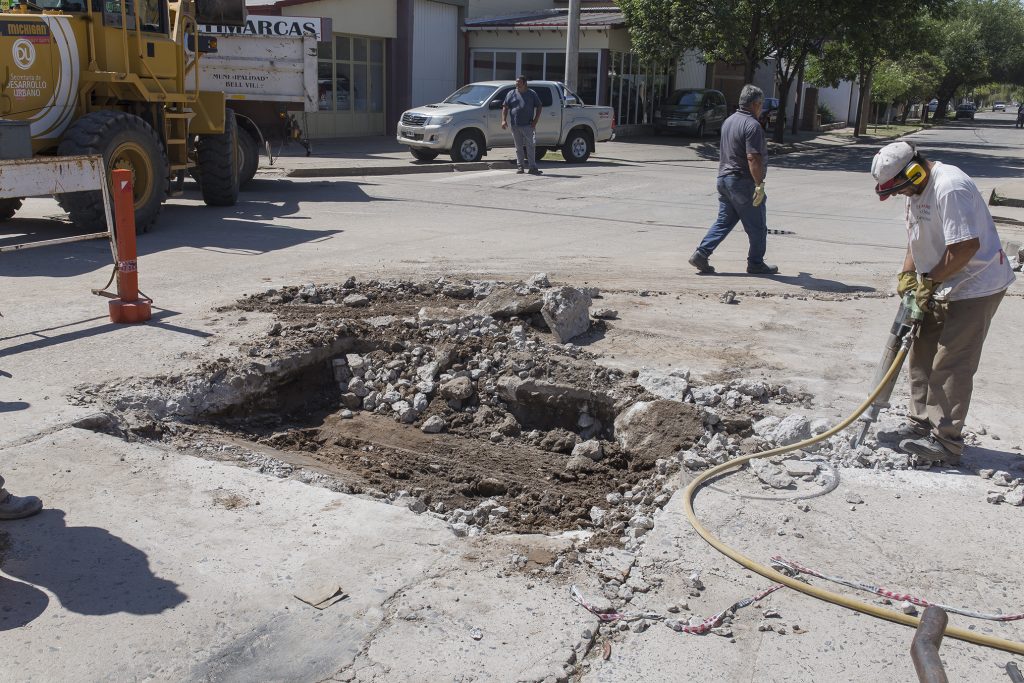 Bacheos de calles con hormigón.