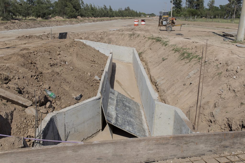 Se ejecuta la obra de cordón cuneta, cantero y desagües de calle Córdoba.