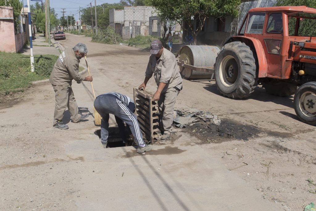 En distintas zonas prosigue el arreglo de calles de tierra y limpieza de desagües.