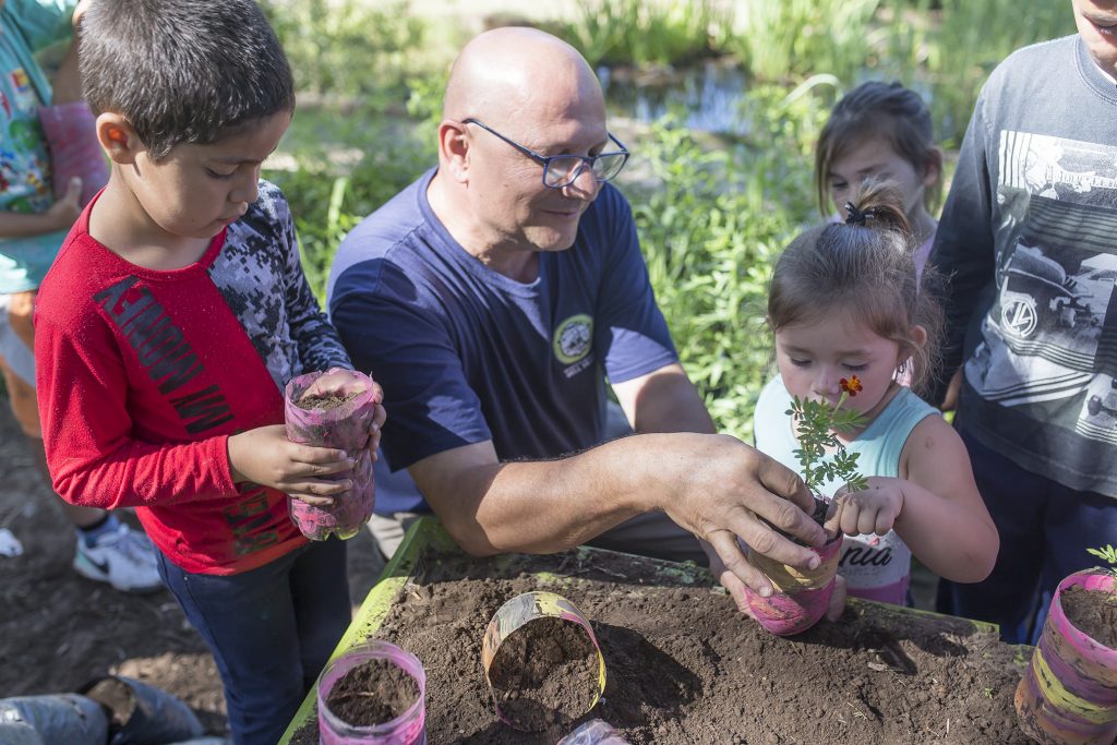 Los pequeños de la Casa del Niño visitaron el Vivero Municipal.