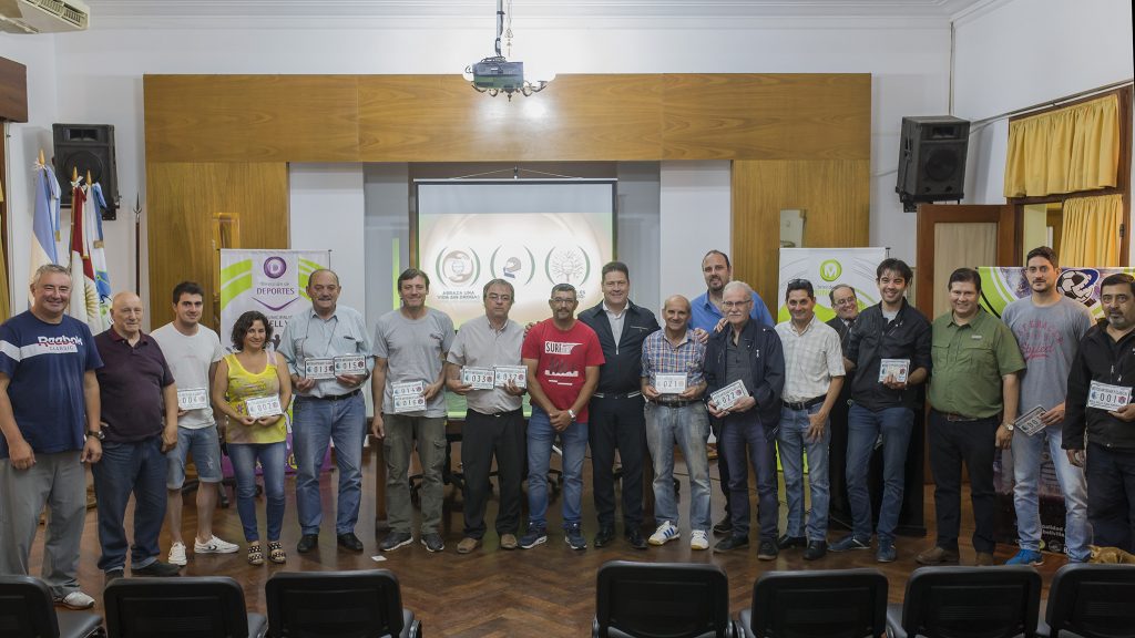 Se entregaron las chapas patentes y carnet de motos antiguas y clásicas.