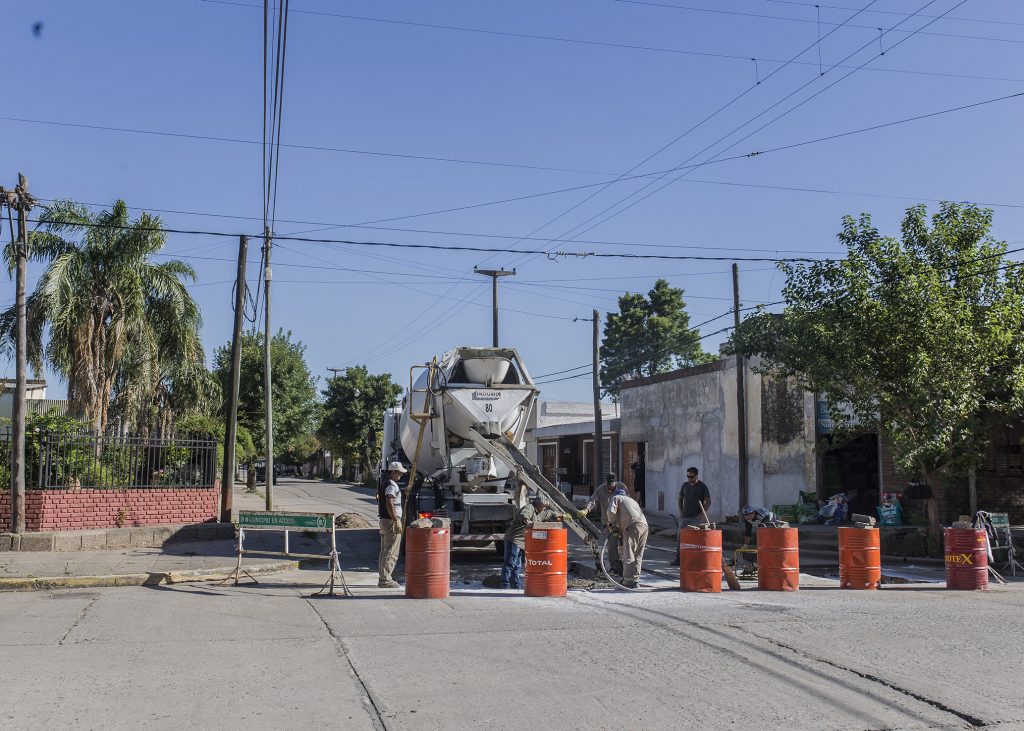 Reparación de bocacalles en Vélez Sarsfield y Echeverría.
