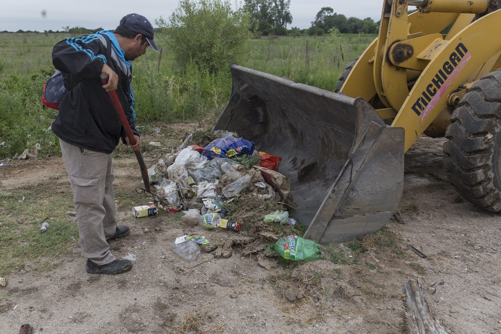 Extraen basura depositada cerca de los canales de desagües.