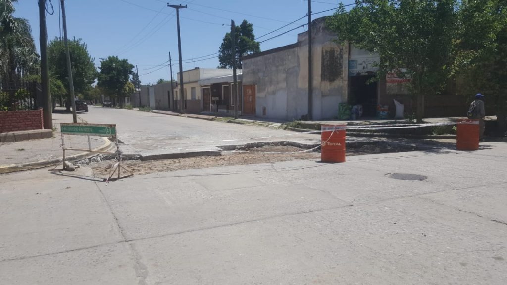 Se interrumpe el tránsito vehicular en calle Echeverría del 0 al 100.