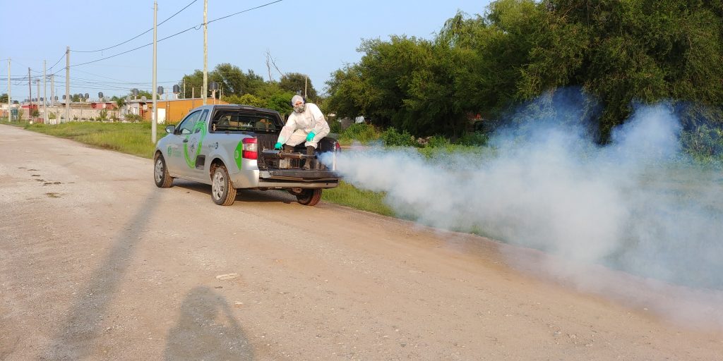 Se está fumigando contra mosquitos en puntos críticos de la ciudad