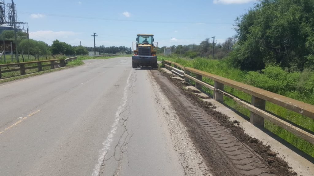 Limpieza del puente sobre el canal derivador al río Ctalamochita.