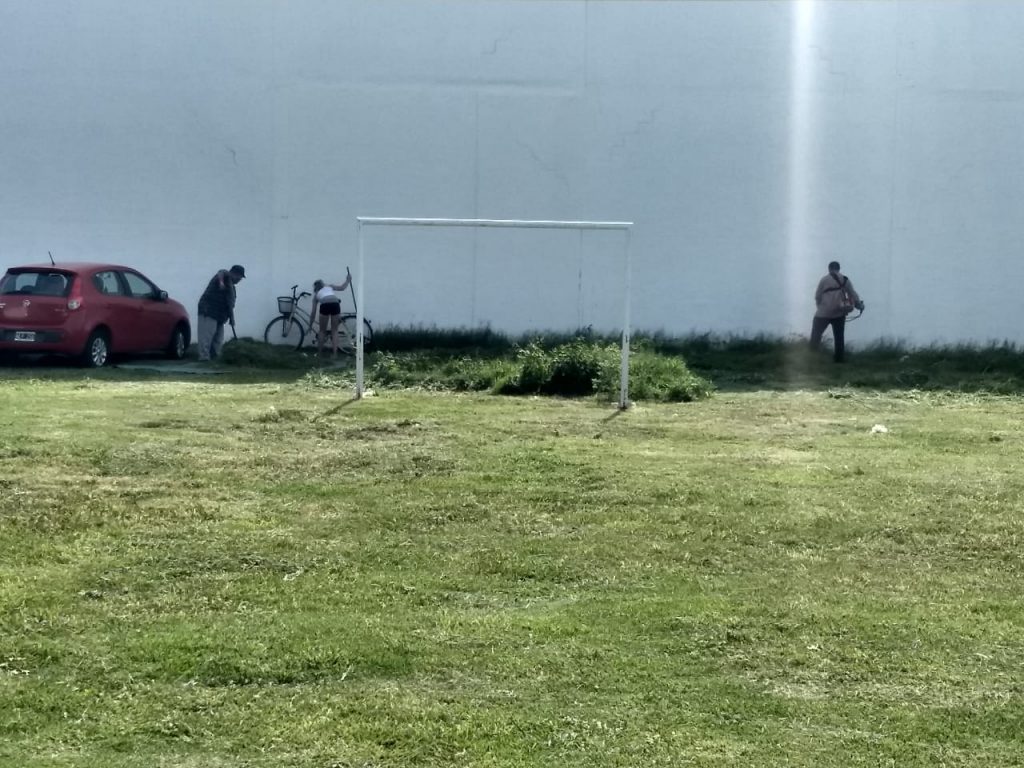 Vecinos convirtieron un baldío lleno de malezas en una cancha de fútbol.