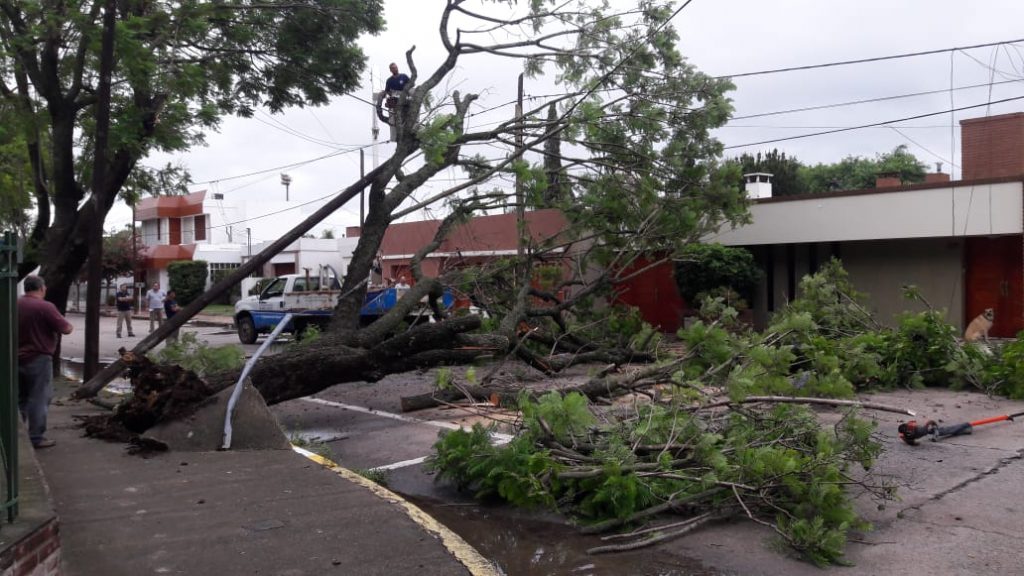 37 milímetros de lluvia en pocos minutos causaron inconvenientes en la ciudad.