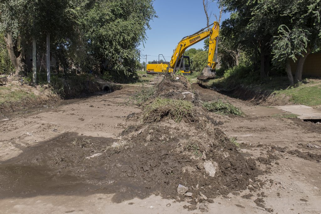 Profundizan cunetas en bulevar Illia.