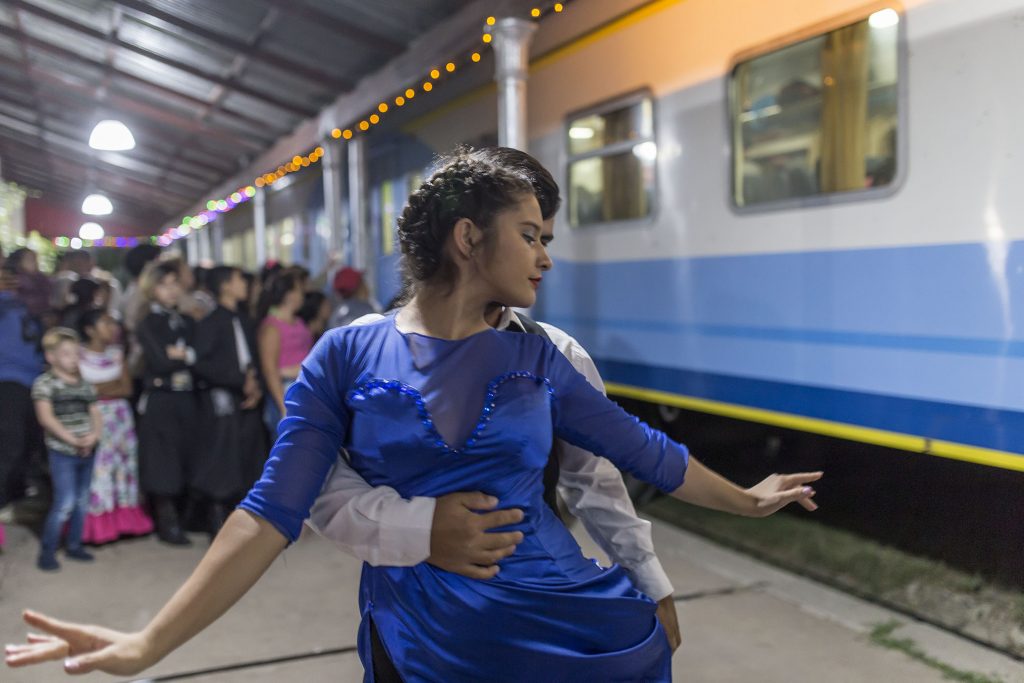 Aplaudida noche de milonga en el andén.