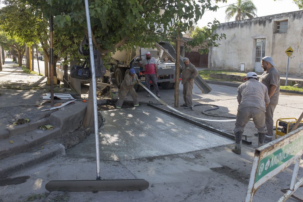 Reparación de la esquina de Vélez Sarsfield y Echeverría.