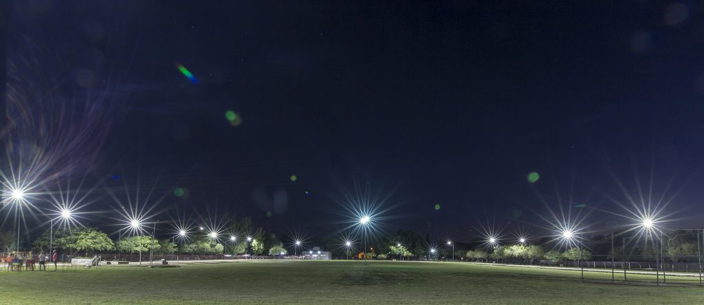 Ya cuenta con iluminación la pista municipal de atletismo.