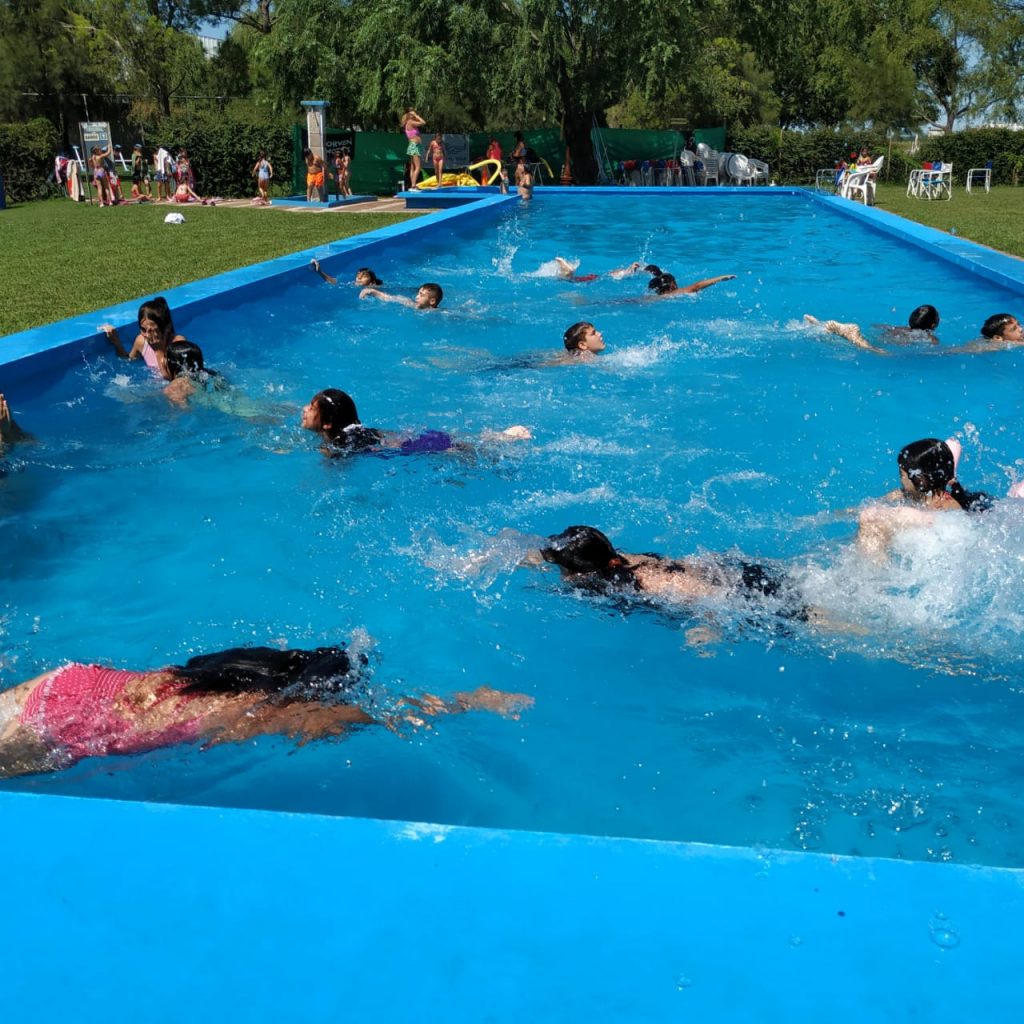 Grandes y chicos disfrutan de la Escuela Municipal de Verano.