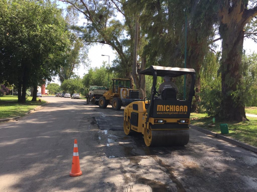 Se reinicia el trabajo de bacheo en calles de asfalto.