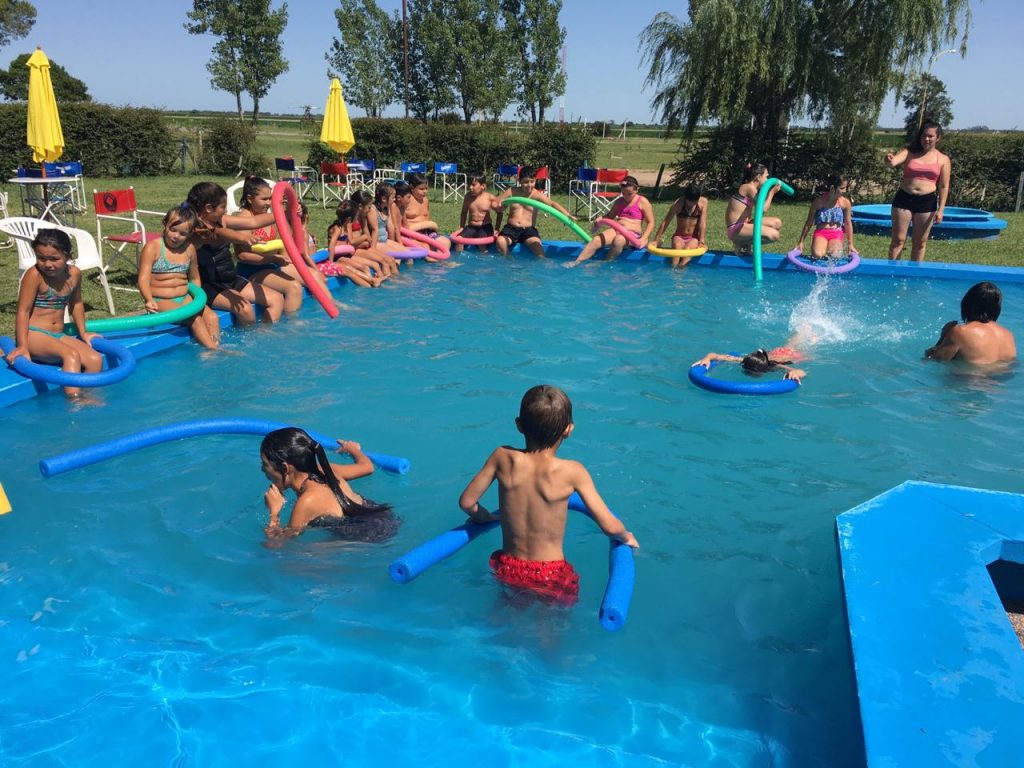 Gratos momentos comparten los niños en la Escuela Municipal de Verano.