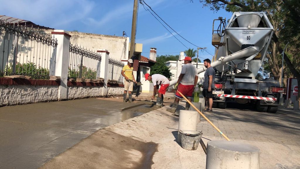 Comenzó la construcción de la vereda del Paseo Tucumán.