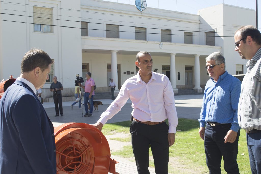 El intendente presentó una bomba arrocera nueva adquirida por el municipio