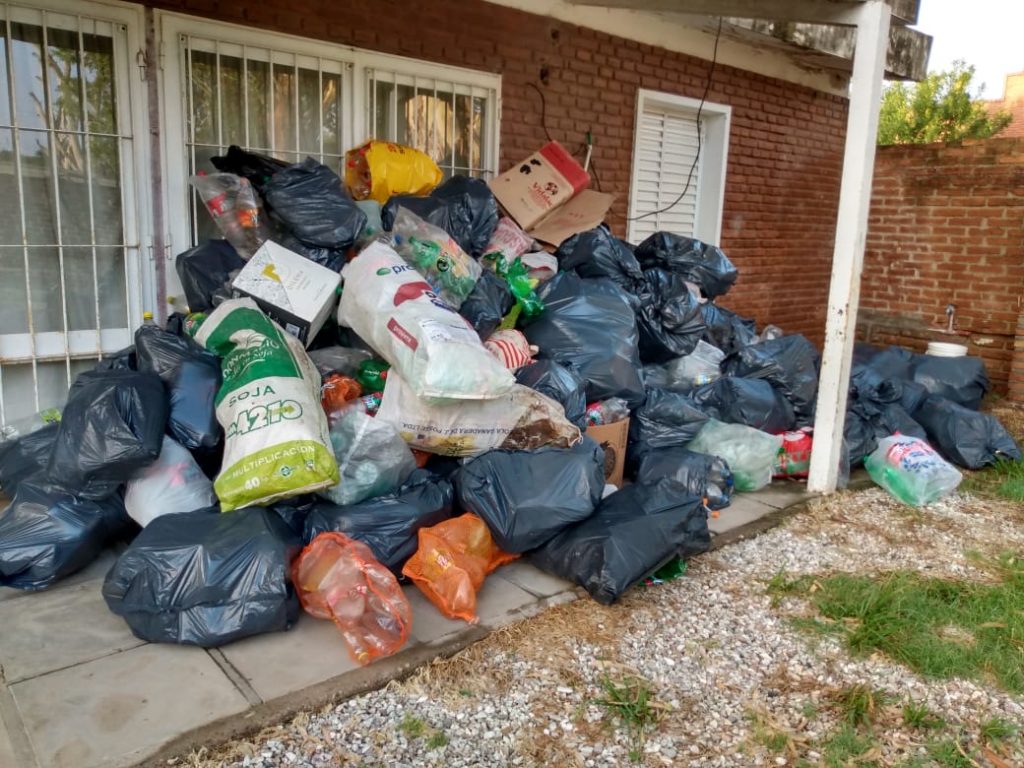 Se acrecienta el sentido ecológico en la entrega de bolsones alimentarios.