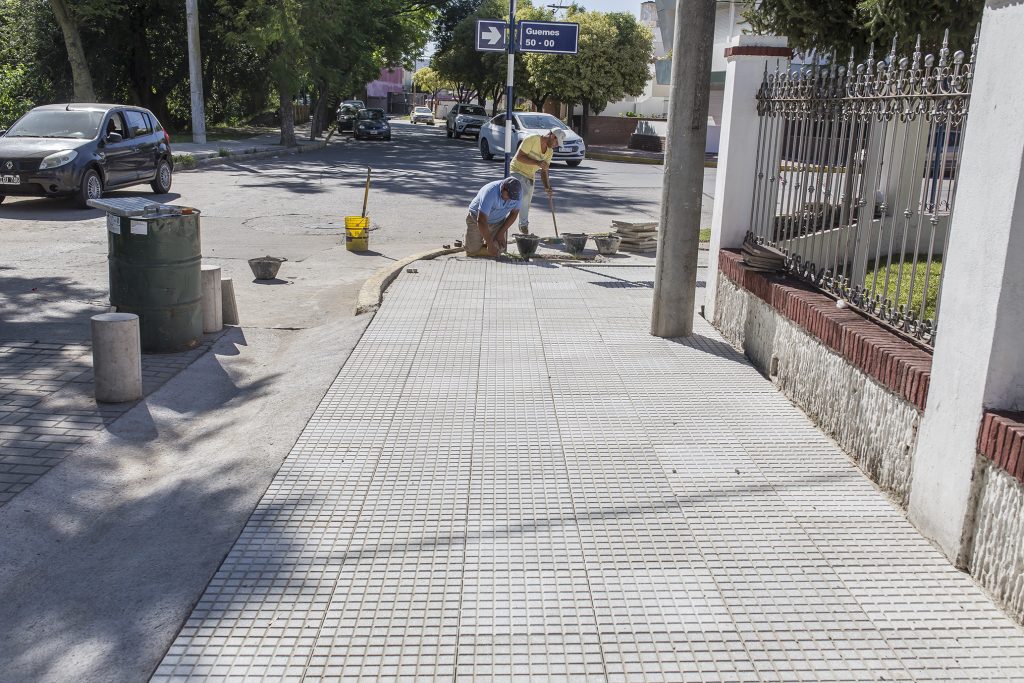 Se colocan las losetas en la vereda Sur del Paseo Tucumán.