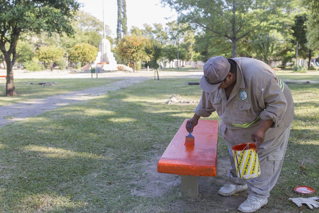 Se ejecuta un programa integral de mejoramiento de la Plaza Abraham Haedo.