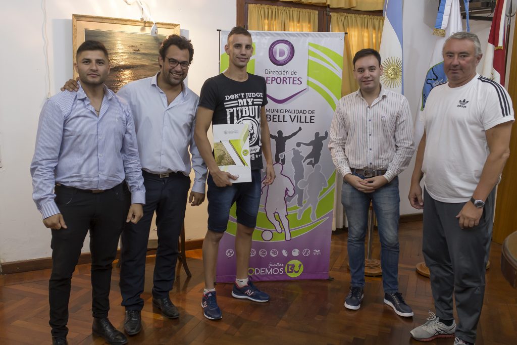 Apoyo municipal al boxeador Diego Ramello en su presentación en Uruguay.