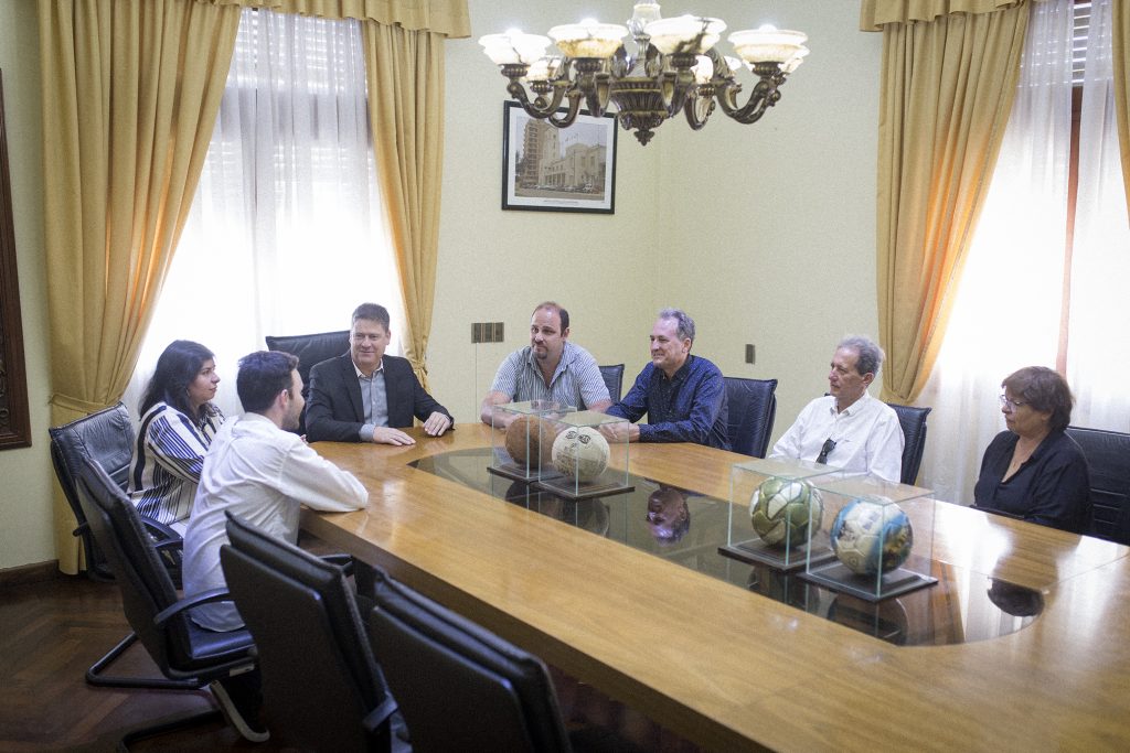 El intendente recibió a los embajadores culturales Ignacio Stanfield y Camila Pino.