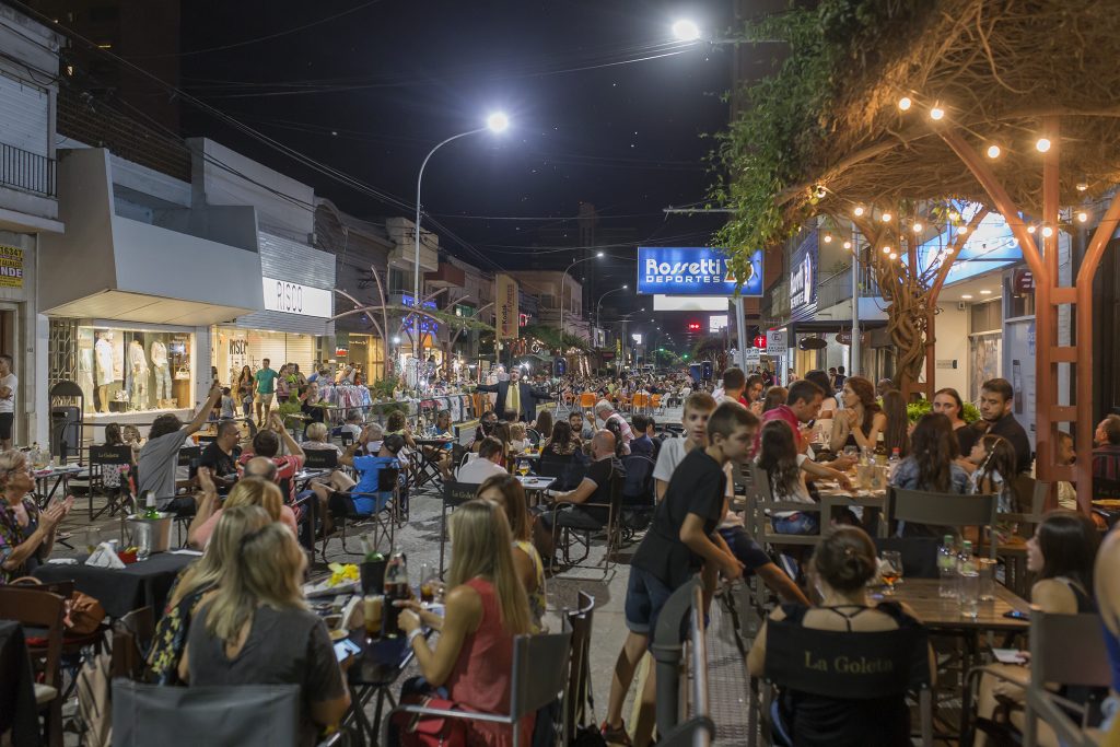 Exitosa espera a “todo corazón” de San Valentín en una noche romántica al aire libre.