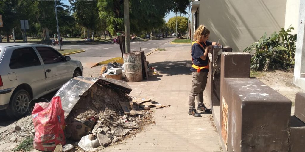 Continúan las actas de infracción por escombros en la vía pública.