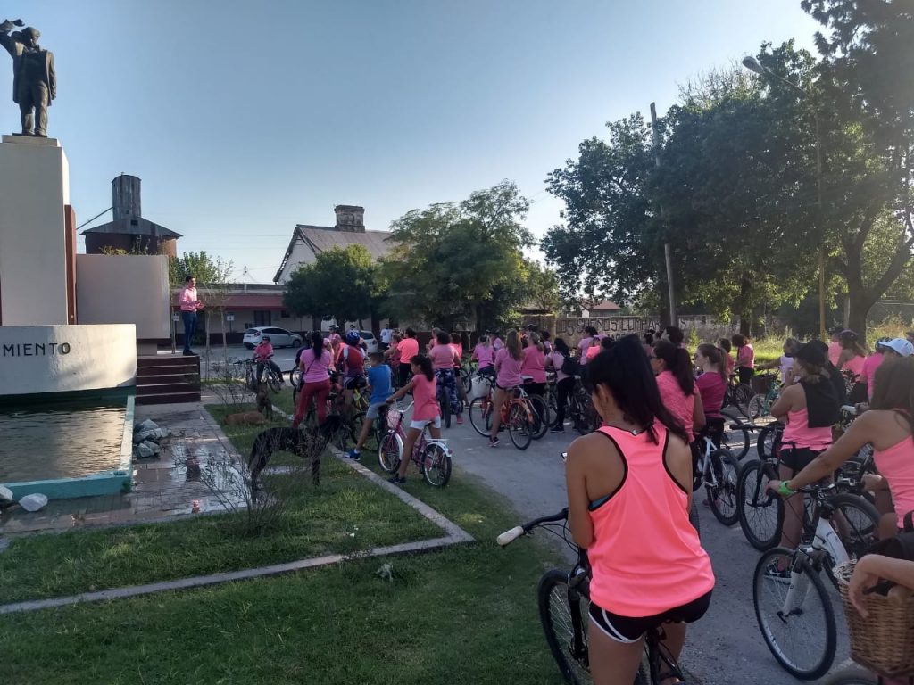 La ciudad se vistió de rosa con una bicicleteada.