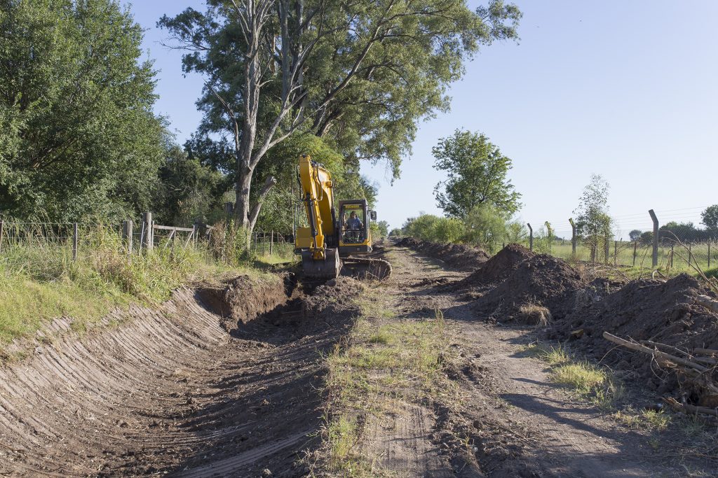 Acondicionamiento de canales y reparaciones de calles de tierra.