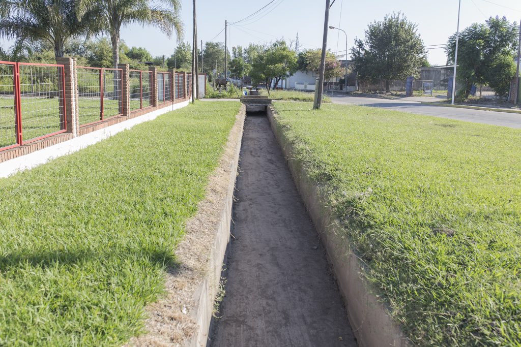 Limpieza del canal de calle Belgrano.