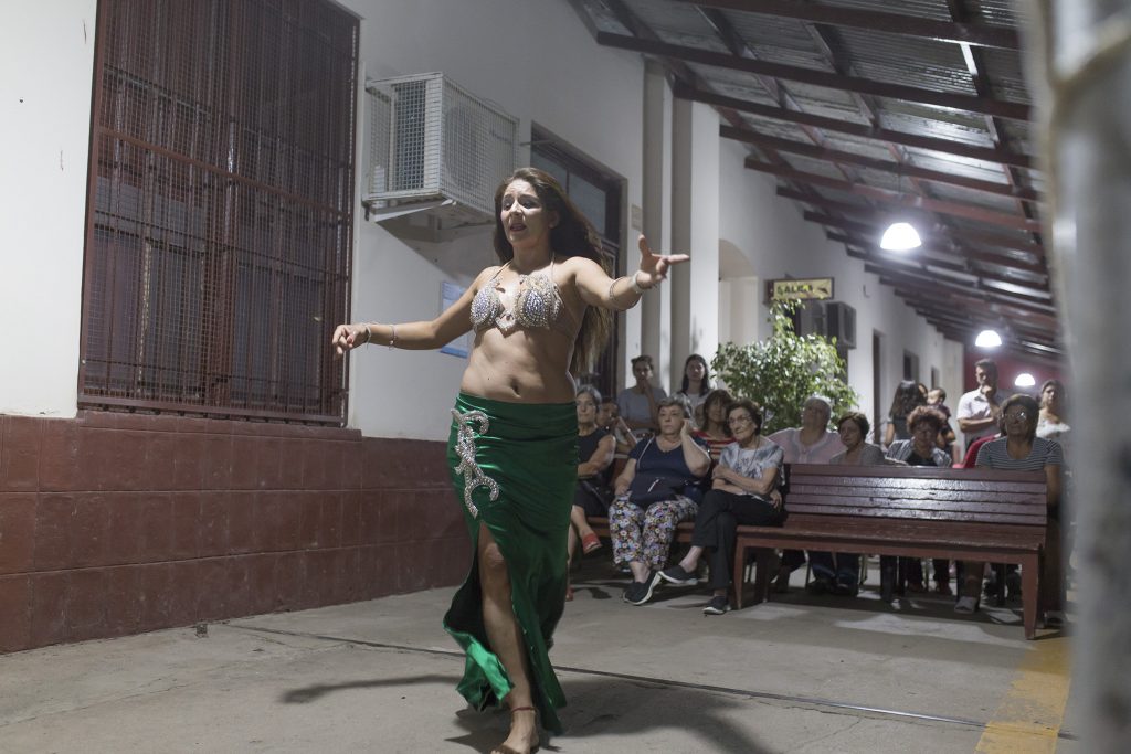 La danza oriental deslumbró en el andén.