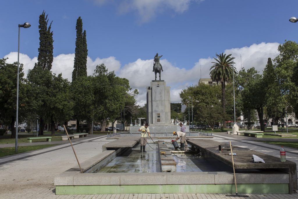 En prevención del dengue se vaciaron fuentes de agua en la ciudad.