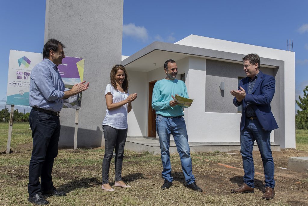 Silvina Salomone y Jorge Gambini ya tienen la casa Nº 18 del Pro.Coo.Mu.Vi.