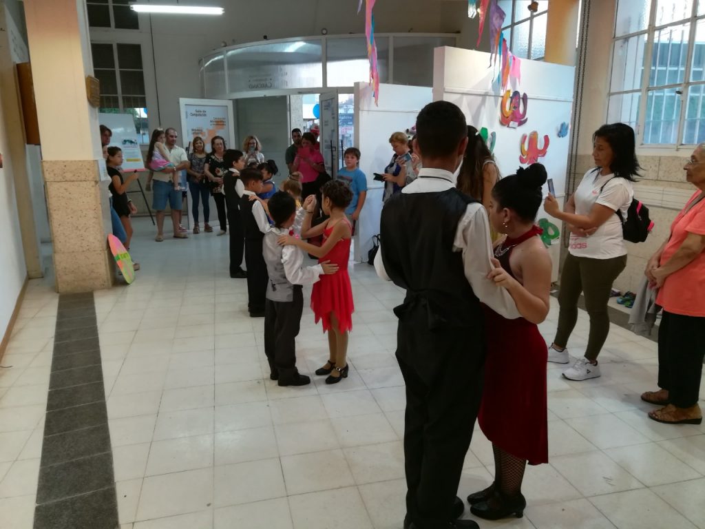 En la Biblioteca Cárcano se habilitó una exposición de arte para niños.