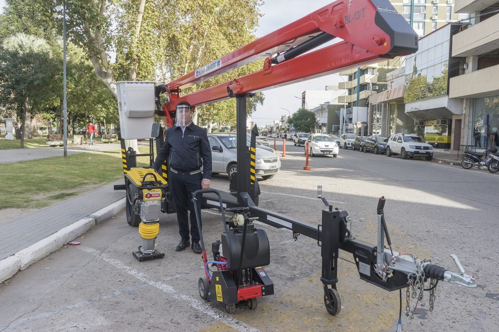 El intendente presentó un hidroelevador recientemente adquirido por el municipio.