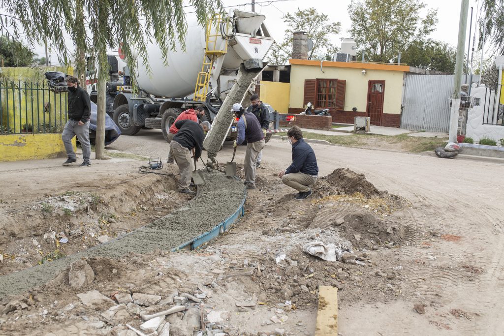 El intendente visitó la obra de cordón cuneta.