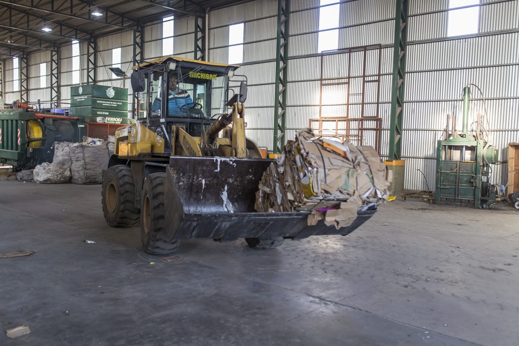 Casi 12.000 kg. de cartón se vendieron en la Planta Municipal de Tratamiento de Residuos.