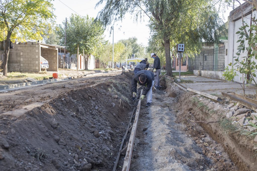 Se está completando la obra de cordón cuneta en Pasaje Malvinas.