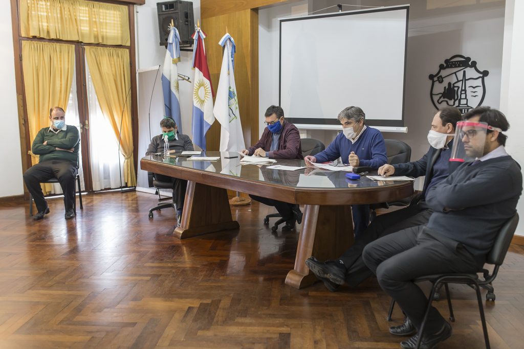 Reunión en la municipalidad del COE local con los geriátricos de la ciudad.