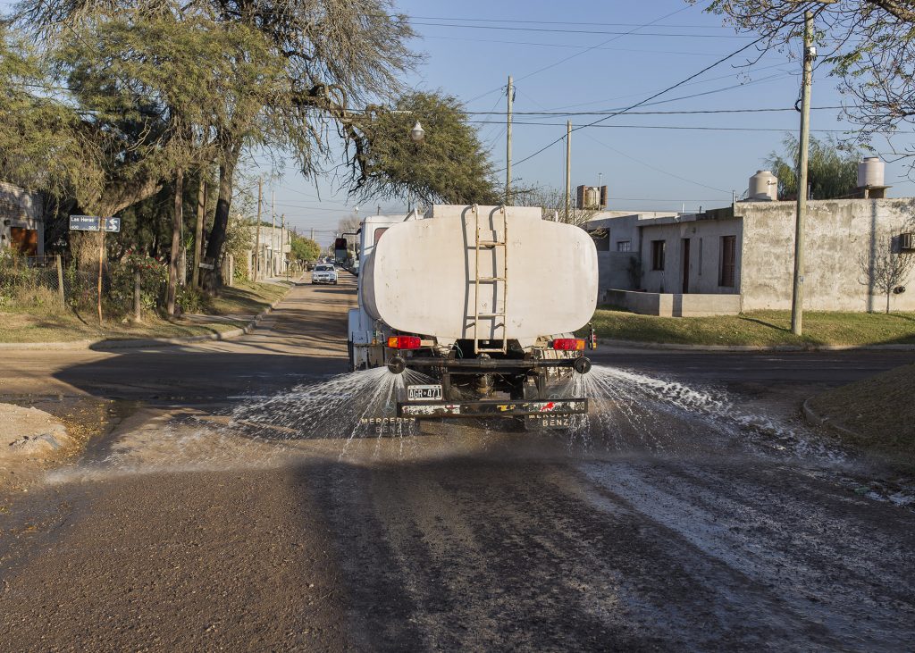 Se restableció el regado de calles de tierra.